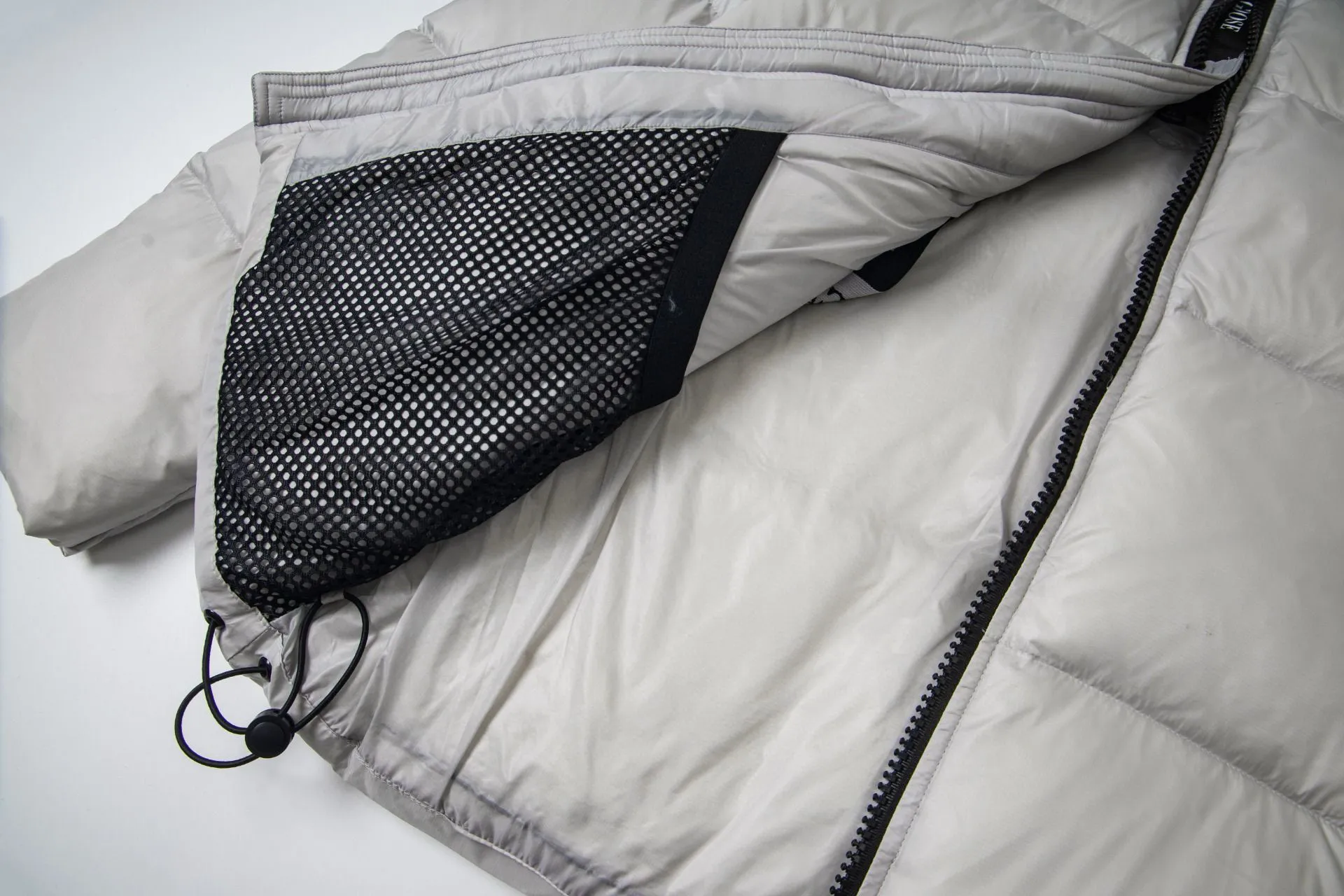 P780 Canada Goose New Puff Couple Style Hooded Down Jacket 1️⃣The fabric is made of recycled Feather-Light tear-resistant fabric, which is ultra-light and has no weight-bearing feeling on the upper body. The unique black label highlights the temperament. The interior is filled with white duck down, making the upper body very light and comfortable! 2️⃣It is very youthful and energetic, and can be easily worn by both men and women. It is very in line with the fashion aesthetic concepts of today's young people! 3️⃣ A full set of customized accessories, complete with three standards, same style for men and women, a must-have for couples. Size: S-XXL